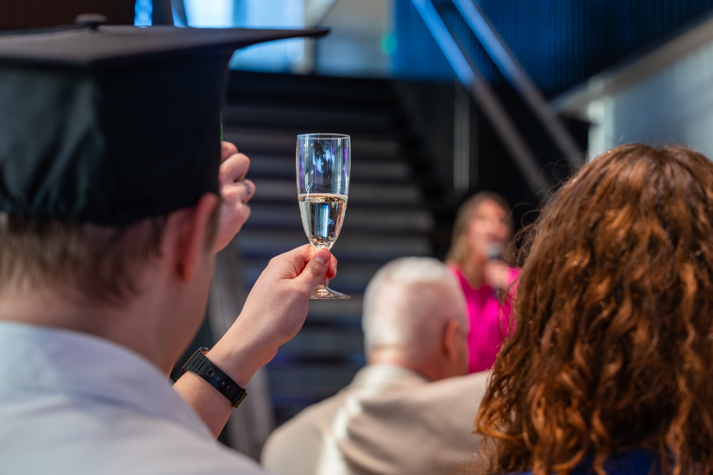 Glas omhoog om te proosten tijdens een diploma-uitreiking vastgelegd door ceremonie fotograaf Lisanne Yu-Wen Fotografie